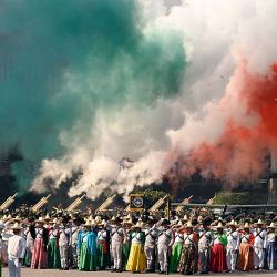 Soldados y actores mexicanos participan en el desfile por el 115º aniversario de la Revolución Mexicana, en la Plaza del Zócalo en Ciudad de México. Foto de Alfredo ESTRELLA / AFP | Foto:AFP