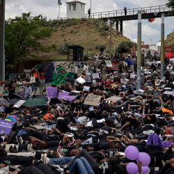 Protestantes se acuestan en el suelo durante el Paro Nacional de Mujeres en Constitution Hill en Johannesburgo, antes de la Cumbre de Líderes del G20. Foto de GIANLUIGI GUERCIA / AFP  | Foto:AFP
