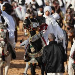 Hombres libios con trajes tradicionales montan caballos durante un espectáculo de Fantasía en la ciudad costera de Zliten. Foto de Mahmud Turkia / AFP | Foto:AFP