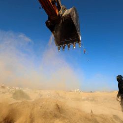 Hombres enmascarados del movimiento Yihad Islámica Palestina buscan cuerpos en Nuseirat, en el centro de la Franja de Gaza. Foto de Eyad Baba / AFP | Foto:AFP