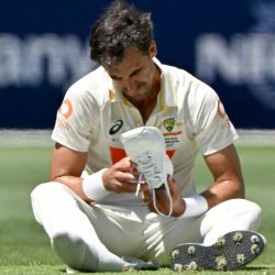 Mitchell Starc de Australia se sienta en el día 1 del primer partido de pruebas de los Ashes de cricket entre Australia e Inglaterra en el Estadio de Perth. Foto de SAEED KHAN / AFP | Foto:AFP
