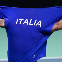 Flavio Cobolli de Italia celebra después de ganar su partido individual de semifinal de la Copa Davis 2025. Foto de Tiziana FABI / AFP | Foto:AFP