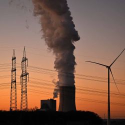 Una imagen muestra vapor de agua elevándose al cielo al anochecer desde las torres de la central térmica de carbón Datteln. Foto de Ina FASSBENDER / AFP | Foto:AFP