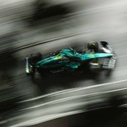 El piloto español de Aston Martin, Fernando Alonso, compite durante la segunda sesión de entrenamientos para el Gran Premio de Fórmula Uno de Las Vegas. Foto de Patrick T. Fallon / AFP | Foto:AFP