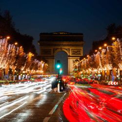 La Avenida de los Campos Elíseos con iluminaciones navideñas y el Arco de Triunfo al fondo, en París. Foto de Dimitar DILKOFF / AFP | Foto:AFP