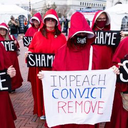 Manifestantes vestidos como personajes de 'El cuento de la criada' durante las protestas 'Quiten al régimen' contra el presidente de EEUU, Donald Trump. Foto de SAUL LOEB / AFP | Foto:AFP