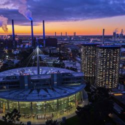 Una vista aérea muestra el centro de atención al cliente iluminado y la instalación de almacenamiento de torres del fabricante de automóviles alemán Volkswagen. Foto de Ronny HARTMANN / AFP | Foto:AFP