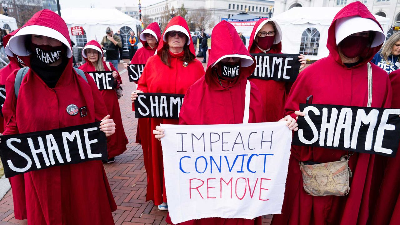 Manifestantes vestidos como personajes de 'El cuento de la criada' durante las protestas 'Quiten al régimen' contra el presidente de EEUU, Donald Trump. Foto de SAUL LOEB / AFP | Foto:AFP