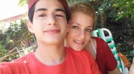 Elvis Benítez junto a su madre