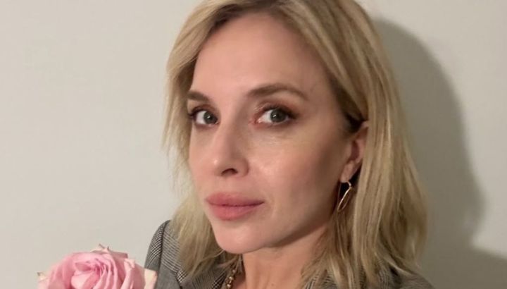 Adiós al little black dress: Carla Peterson reinventa el look de noche con un moño XL lila