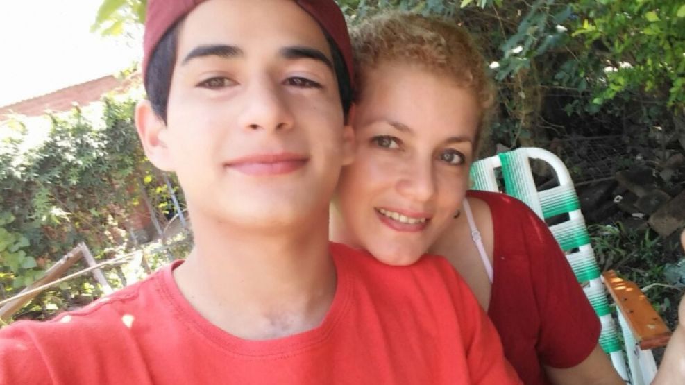 Elvis Benítez junto a su madre