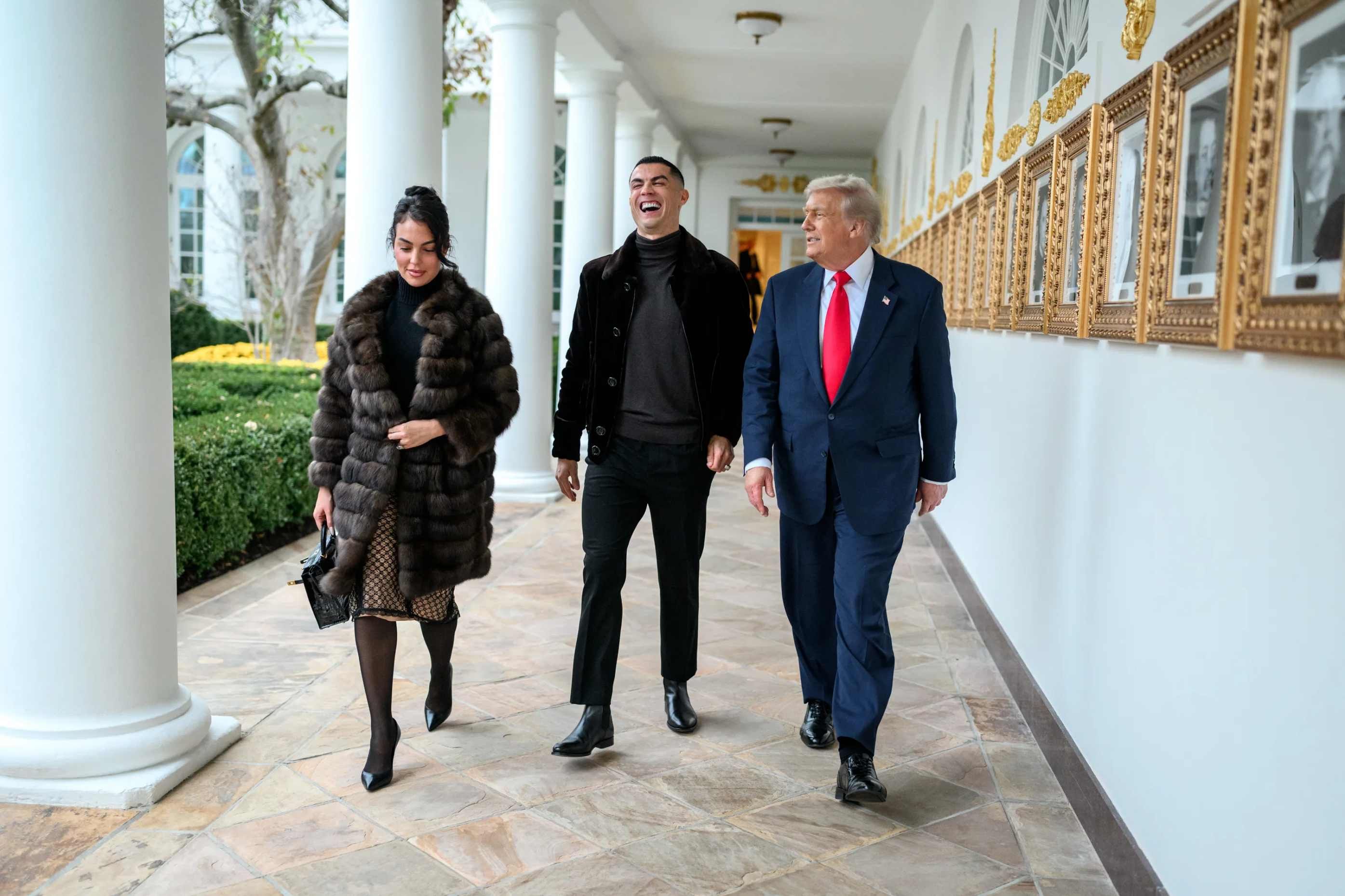 Georgina Rodríguez, C.Ronaldo y Trump caminan en la galería al Jardín de Jackie Kennedy que Trump cementó.