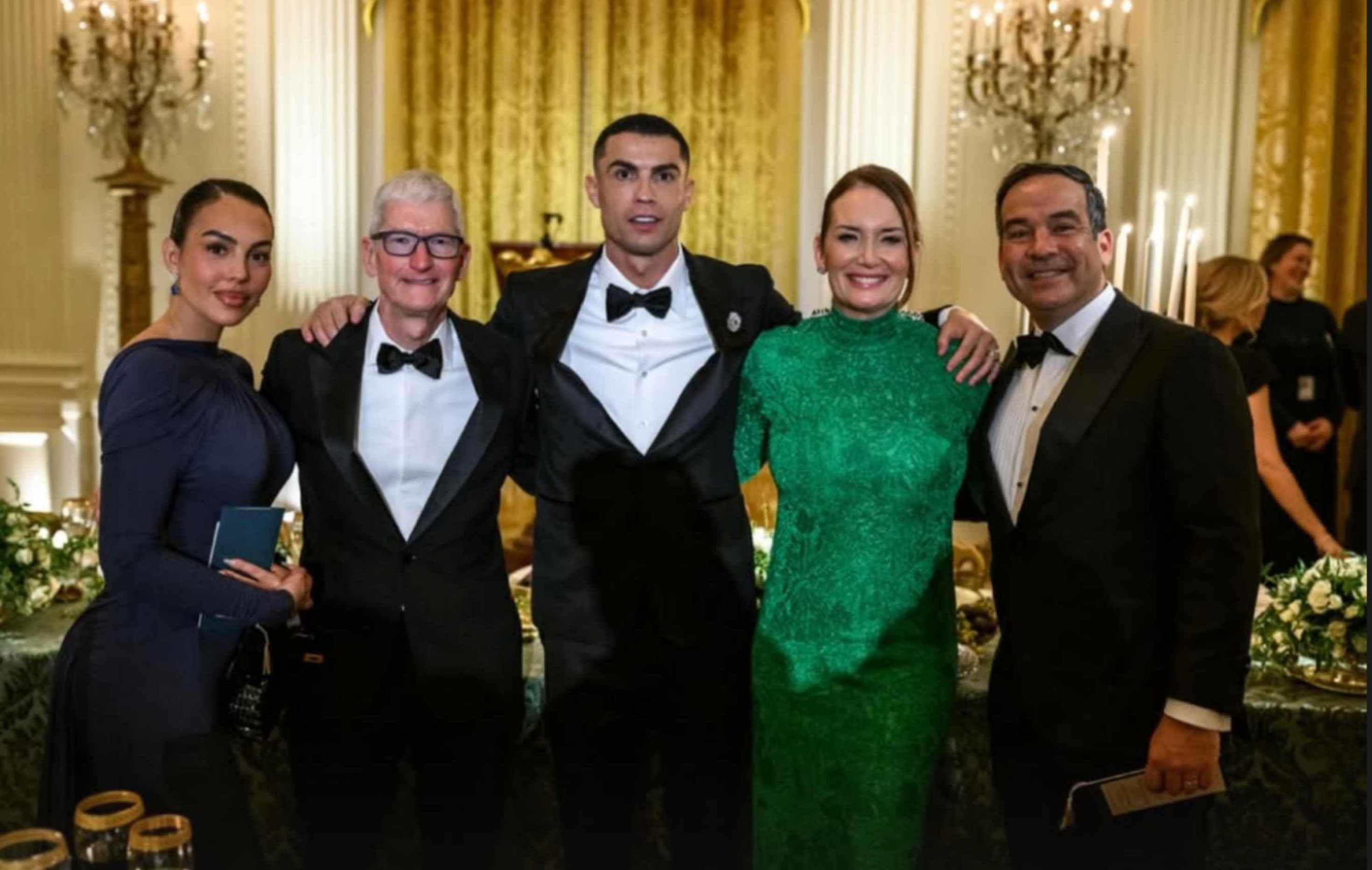 (De izq. a der.) Georgina Rodríguez, el CEO de Apple Tim Cook; C.Ronaldo y dos invitados.