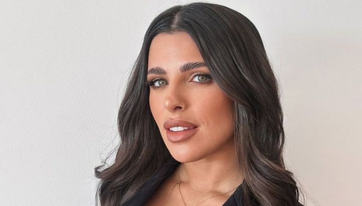 Valentina Cervantes mostró cómo quedó la nueva decoración de su living en Buenos Aires: estilo minimalista y sus libros de moda favoritos