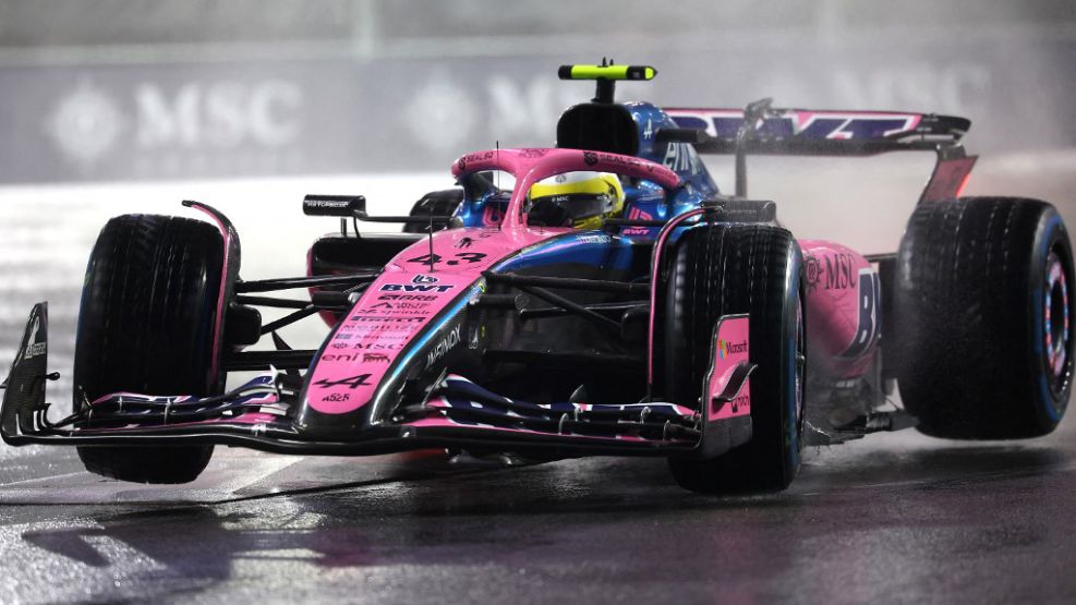 Franco Colapinto, luchando bajo la lluvia en Las Vegas.