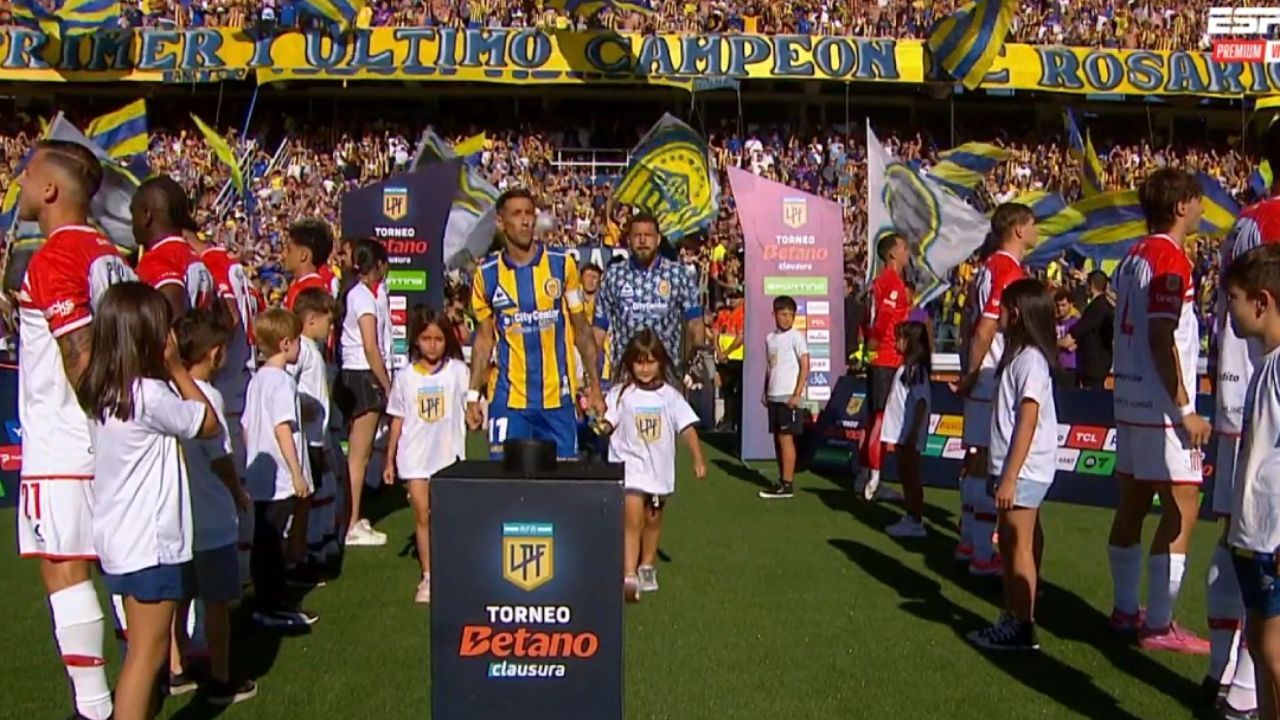https://fotos.perfil.com/2025/11/23/trim/1280/720/pasillo-estudiantes-2141992.jpg
