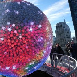 Una vista de la bola de Año Nuevo de Times Square durante un recorrido para medios en Times Square en la ciudad de Nueva York. Foto de TIMOTHY A. CLARY / AFP | Foto:AFP