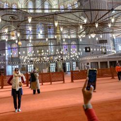 Turistas toman fotos en la Mezquita del Sultán Ahmed, también conocida como la Mezquita Azul, antes de la visita del Papa León XIV a Turquía, en Estambul. Foto de Yasin AKGUL / AFP | Foto:AFP