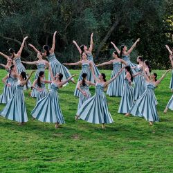 Actrices actúan durante un ensayo de la encendida de la llama olímpica para los Juegos Olímpicos de Invierno Milano-Cortina 2026, en el antiguo Templo de Hera. Foto de Aggelos NAKKAS / AFP | Foto:AFP