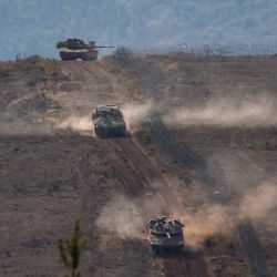 Tanques militares israelíes patrullan cerca de un muro de cemento a lo largo de la valla fronteriza que separa el norte de Israel del sur del Líbano. Foto de Jalaa MAREY / AFP | Foto:AFP