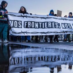 "Tus fronteras, nuestros muertos" mientras participan en una marcha conmemorativa para rendir homenaje a las 27 víctimas de un naufragio de migrantes en el Canal de la Mancha. Foto de Sameer Al-DOUMY / AFP | Foto:AFP