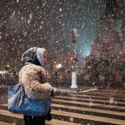 Una mujer camina por la Place de La République mientras cae nieve, en París. Foto de Dimitar DILKOFF / AFP | Foto:AFP