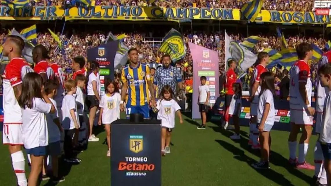Estudiantes de la Plata turn their back on Rosario Central's players during the guard of honour.