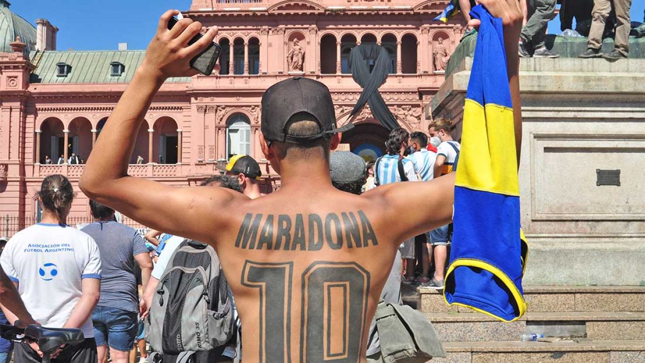 Altar y mural con la imagen de Diego Maradona en homenaje