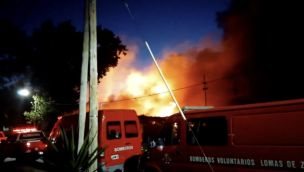 Incendio en Lomas de Zamora: fábrica de plásticos se derrumbó y evacuaron vecinos