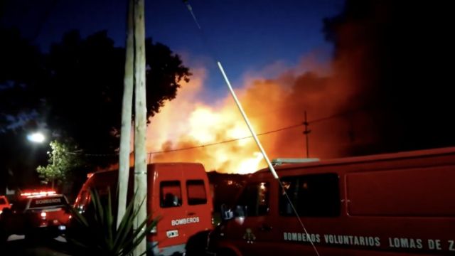 Incendio en Lomas de Zamora: fábrica de plásticos se derrumbó y evacuaron vecinos