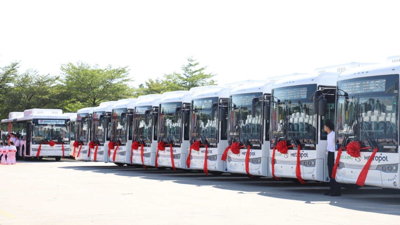 Colectivo en prueba con el logo de Grupo Metropol