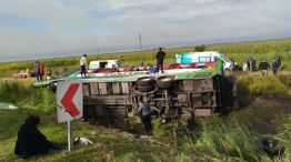 Accidente en la ruta 2: volcó un micro y hay al menos 2 muertos