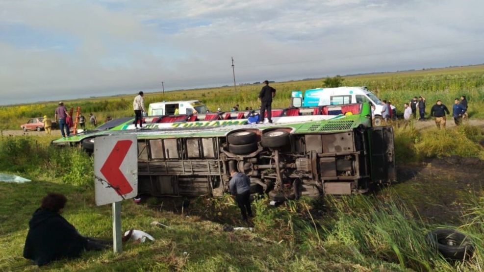 Accidente en la ruta 2: volcó un micro y hay al menos 2 muertos
