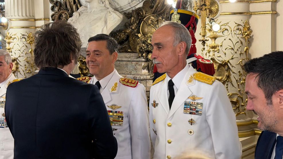 Javier Milei entregó los sables y diplomas de honor a las Fuerzas Armadas 25112025
