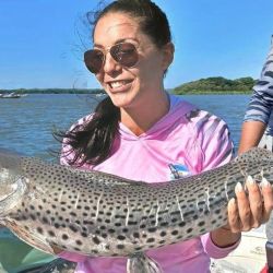 En Ituzaingó, la local Julia Astorga se consagró ganadora al obtener la pieza mayor, un surubí de 102 centímetros. Astorga formó parte de la barra pesquera Sapucay Surubí, junto a las misioneras Andrea Humeniuk y Carla Velázquez, y el guía Fernando Pereyra. 