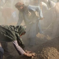 Cubren las fosas con tierra durante una ceremonia masiva de entierro para nueve niños y una mujer que murieron en un ataque aéreo pakistaní, en el distrito de Gurbuz, provincia de Khost. Foto de AFP | Foto:AFP