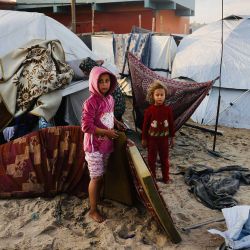 Niños palestinos mueven colchones para protegerse de la lluvia en un campamento improvisado que alberga a palestinos desplazados en Deir al-Balah, en el centro de la Franja de Gaza. Foto de Bashar Taleb / AFP | Foto:AFP