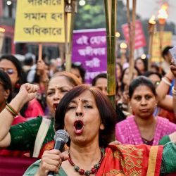 Mujeres activistas gritan consignas mientras participan en una procesión con antorchas para conmemorar el Día Internacional para la Eliminación de la Violencia contra la Mujer en Dhaka. Foto de Munir UZ ZAMAN / AFP | Foto:AFP