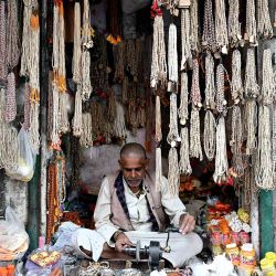 Un tendero vende artículos religiosos cerca del templo de Ram en Ayodhya. Foto de Sajjad HUSSAIN / AFP | Foto:AFP
