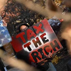 Personas sostienen una cinta amarilla durante la protesta "Rodea la Casa Blanca 1.0" contra el presidente de Estados Unidos, Donald Trump, frente a la Casa Blanca en Washington, DC. Foto de Alex WROBLEWSKI / AFP | Foto:AFP