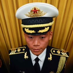Un miembro de la guardia de honor del Ejército Popular de Liberación de China (EPL) observa durante una ceremonia de bienvenida al rey de Tonga. Foto de Maxim Shemetov / AFP | Foto:AFP