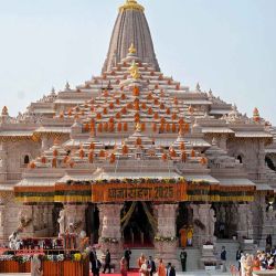 Ceremonia de izado de la bandera para marcar la finalización de la construcción del templo de Ram en Ayodhya. Foto de AFP | Foto:AFP