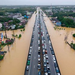 Vehículos estacionados en una carretera elevada para mantenerlos fuera de las aguas de la inundación en Hat Yai, en la provincia sureña de Songkhla, Tailandia. Foto de Arnun Chonmahatrakool / AFP | Foto:AFP