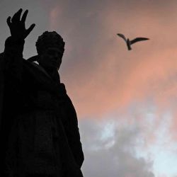 Una estatua del Papa Benedicto XV se ve frente a la Catedral de San Espíritu, donde se espera que el Papa León XIV visite como parte de su viaje a Turquía, en Estambul. Foto de Ozan KOSE / AFP | Foto:AFP