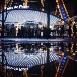 Los visitantes pasan junto a la entrada de la noria en el mercado y feria navideña de temporada en los jardines del Jardin des Tuileries en el centro de París. Foto de Dimitar DILKOFF / AFP | Foto:AFP