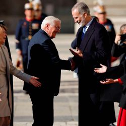 El rey de España Felipe VI y la reina Letizia dan la bienvenida al presidente alemán Frank-Walter Steinmeier y a su esposa Elke Budenbender. Foto de Oscar DEL POZO / AFP | Foto:AFP