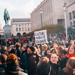 Trabajadores del sector cultural participan en una manifestación como parte de una huelga general para denunciar las consecuencias de las medidas del gobierno federal en Bruselas. Foto de Marius Burgelman / AFP | Foto:AFP
