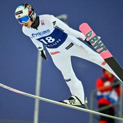 Halvor Egner Granerud de Noruega compite durante la prueba de trampolín grande masculino de la Copa del Mundo de salto de esquí, en el estadio Lugnet en Falun, Suecia. Foto de Fredrik SANDBERG / AFP | Foto:AFP