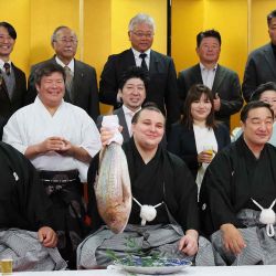 El luchador de sumo ucraniano Danylo Yavhusishyn (C), conocido por su nombre en el ring Aonishiki, celebra tras la ceremonia que anuncia su ascenso a ozeki en la ciudad de Kurume. Foto de JIJI Press / AFP | Foto:AFP