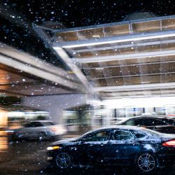 La nieve cae mientras los coches dejan a los viajeros fuera del Aeropuerto Internacional de Minneapolis-Saint Paul en Minnesota. Foto de Stephen Maturen / AFP | Foto:AFP